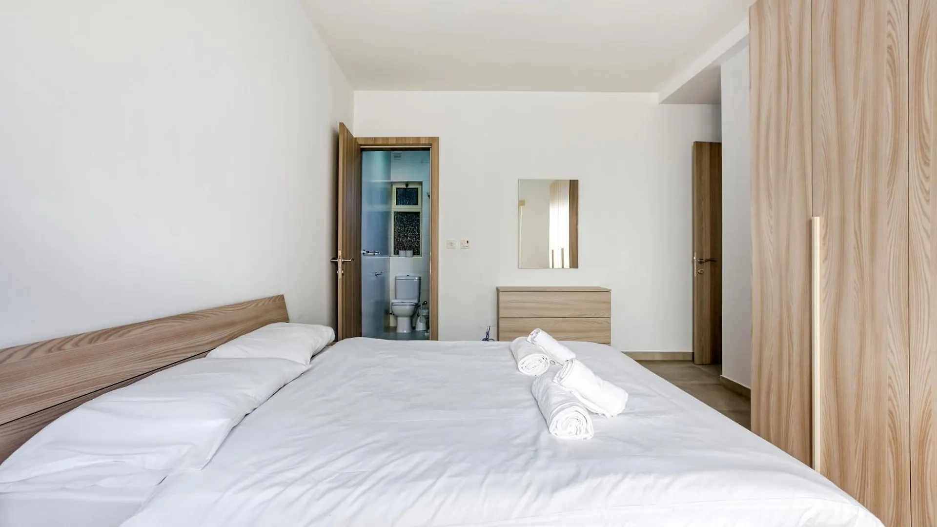 Seafront Sliema Apartment With Balcony & Sea Views By Jl 0*,  Malta